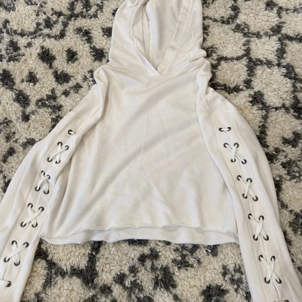 Cropped hoodie with side stitching